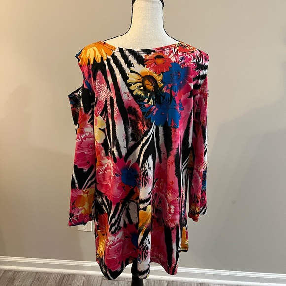 Max & Rina Colorful Abstract top - Picture 2 of 4